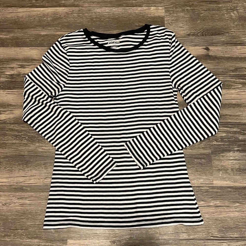 PERFECT SHIRT SIZE LAGE. BLACK AND WHITE STRIPED. SOFT